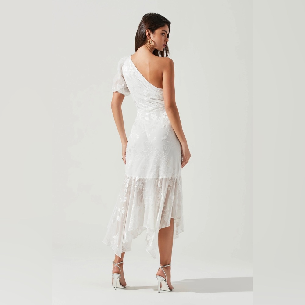 ASTR THE LABEL SANTORINI ONE SHOULDER FLORAL MIDI DRESS - WHITE - XS